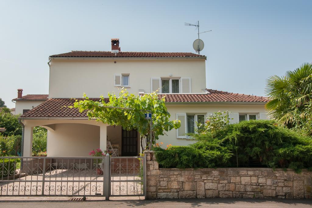 Studio And Apartment Nadia With Garden Poreč Eksteriør bilde