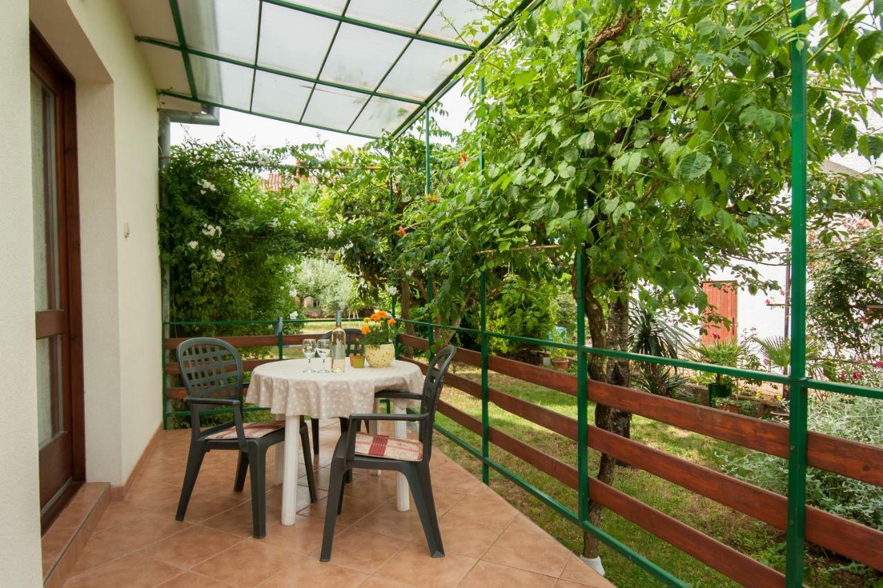 Studio And Apartment Nadia With Garden Poreč Eksteriør bilde
